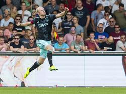 Davy Klaassen is zeer blij met zijn treffer tegen Go Ahead Eagles. (28-08-2016)