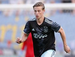 Frenkie de Jong zoekt naar oplossingen tijdens het competitieduel RKC Waalwijk - Jong Ajax (26-08-2016).