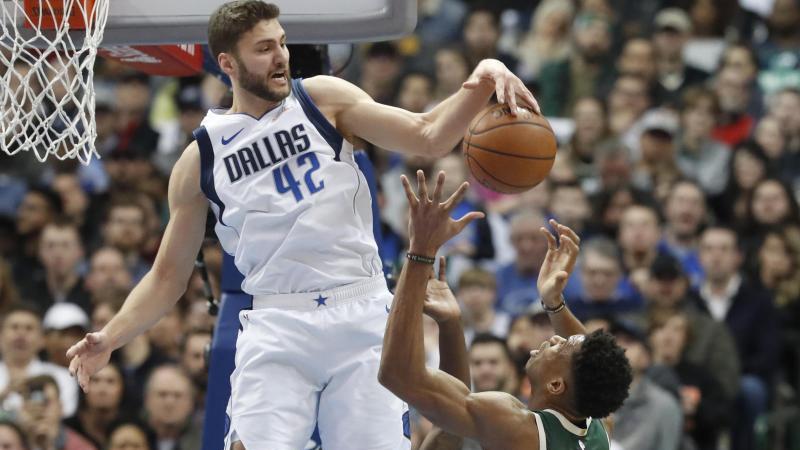 Maxi Kleber spielt mit Dirk Nowitzki bei den Dallas Mavericks Maxi Kleber spielt mit Dirk Nowitzki bei den Dallas Mavericks