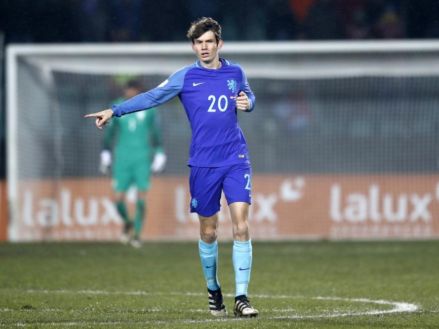 Marten de Roon tijdens zijn debuut voor het Nederlands elftal tijdens het WK-kwalificatieduel met Luxemburg. (13-11-2016)
