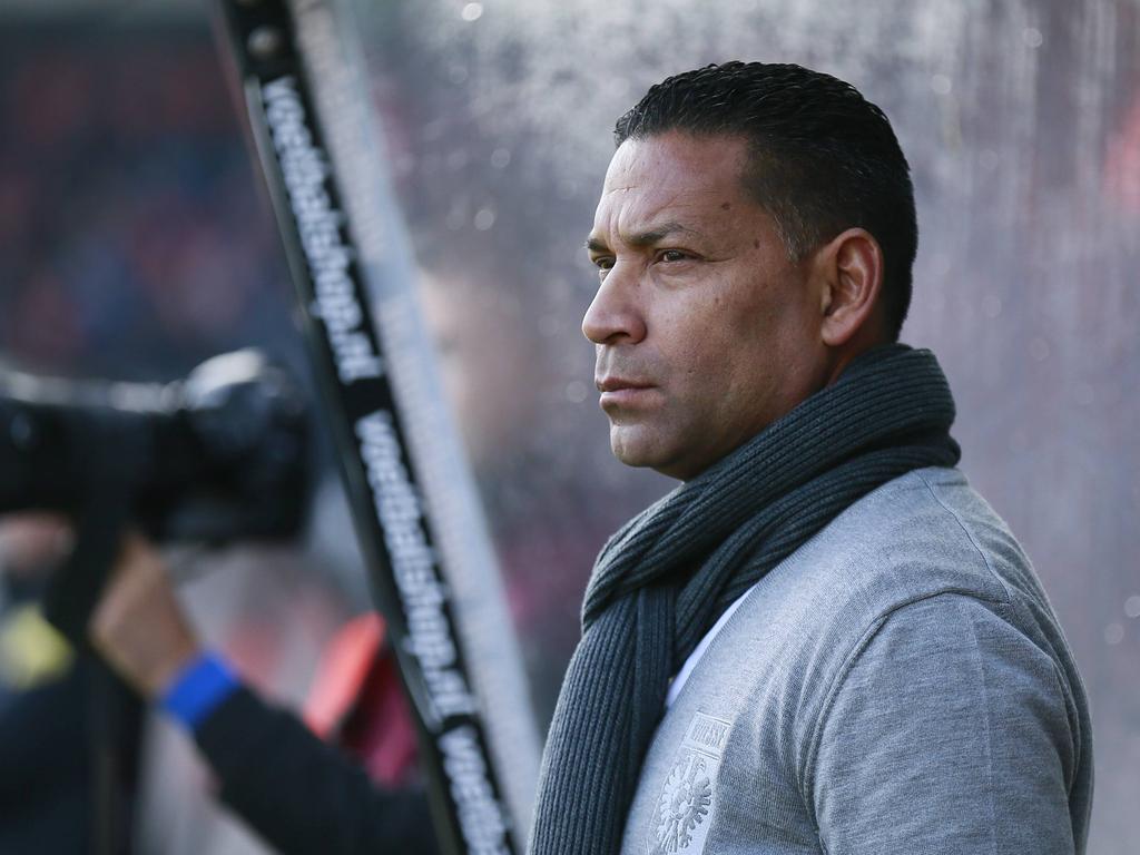 Vitesse-trainer Henk Fraser ziet vanaf de zijlijn zijn ploeg met 1-1 gelijkspelen in de Gelderse derby tegen NEC. (23-10-2016) Vitesse-trainer Henk Fraser ziet vanaf de zijlijn zijn ploeg met 1-1 gelijkspelen in de Gelderse derby tegen NEC. (23-10-2016)