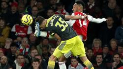 Arsenals Pierre-Emerick Aubameyang (r.) im Duell mit Jan Bednarek vom FC Southampton