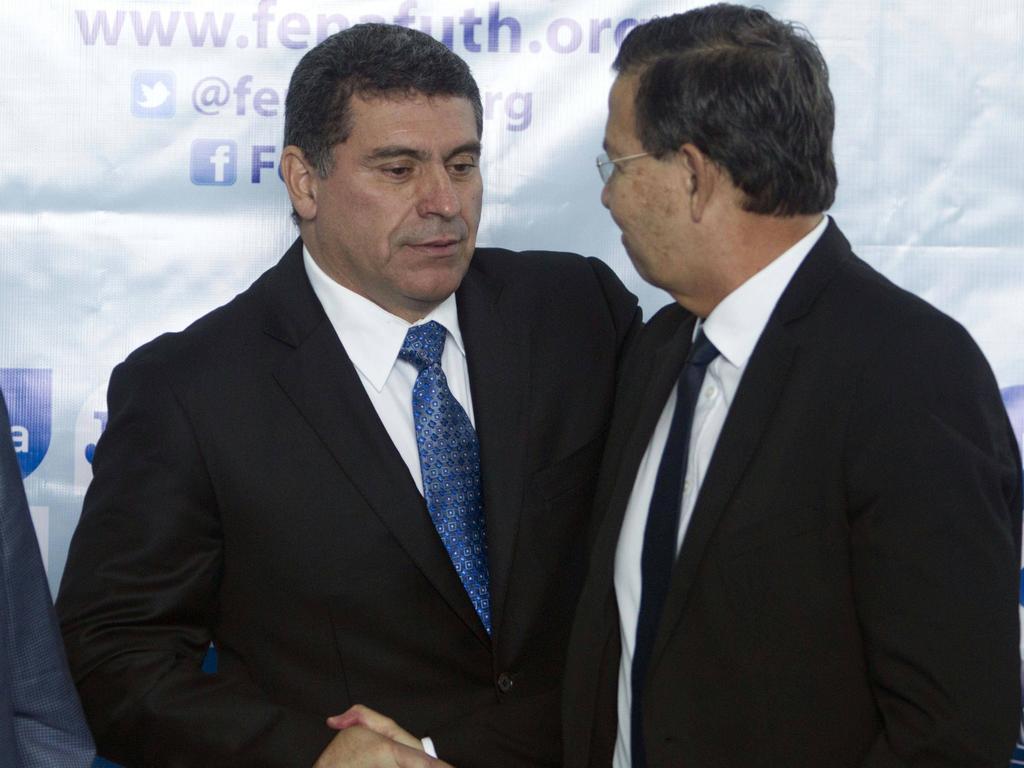 Callejas (dcha.) estrecha la mano al ex técnico de Honduras Fernando Suárez en 2014.