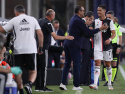 Ronaldo es felicitado por Sarri en el banquillo.