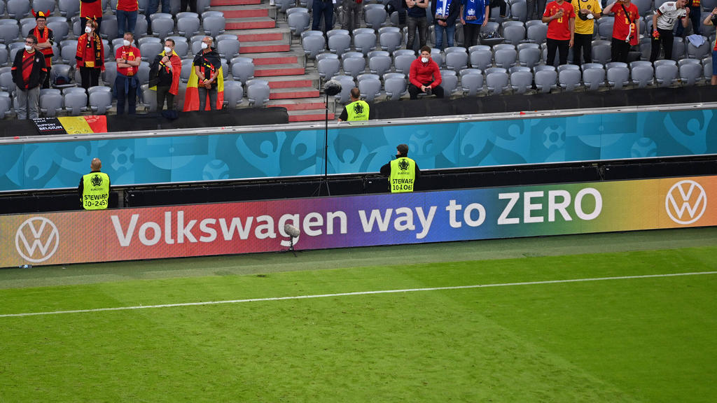 UEFA-Sponsor Volkswagen zeigte in München Regenbogenfarben