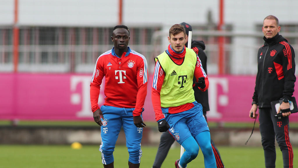 Josip Stanisic (r.) kehrt nicht vorzeitig zum FC Bayern zurück