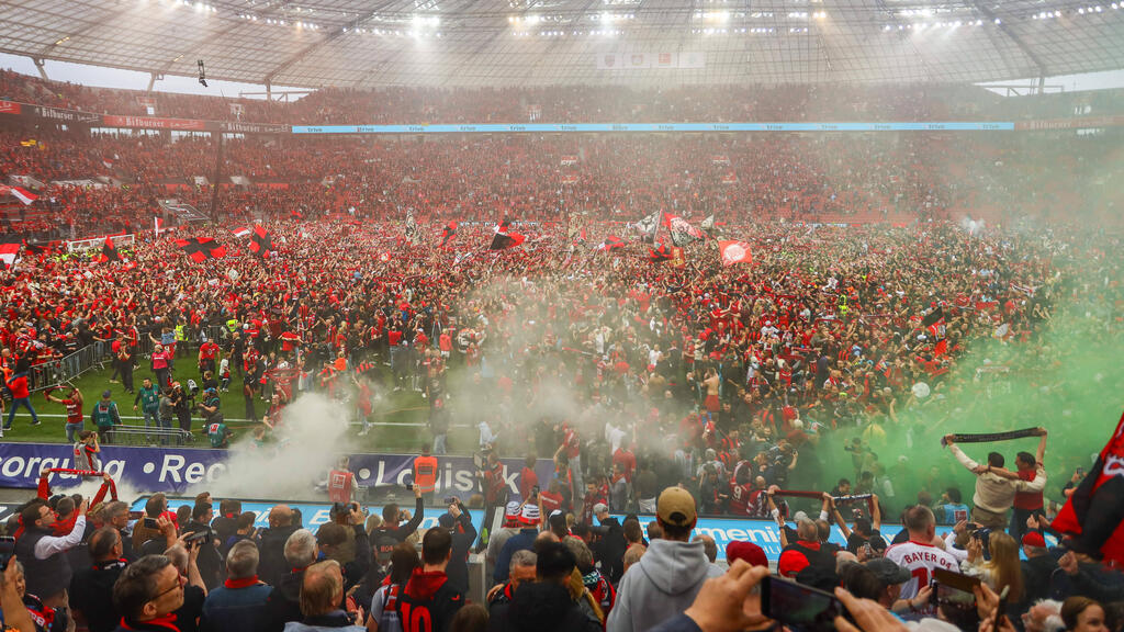 Die Fans von Bayer Leverkusen stürmten nach dem Titelgewinn in der BayArena den Platz