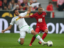 Martin Stranzl (l.) im Zweikampf mit Leverkusens Sidney Sam