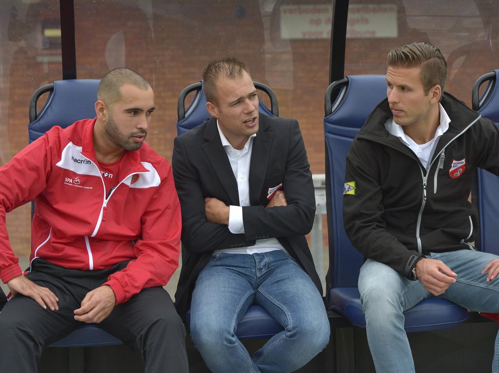 Danny Buijs (m.) overlegt met leden van de technische staf voor de competitiewedstrijd tegen Excelsior Maassluis. (12-09-2015)