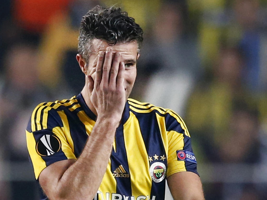 Robin van Persie baalt van een gemiste kans in de wedstrijd Fenerbahçe - Ajax. (22-10-2015)