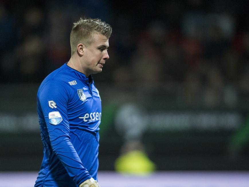 Sergio Padt loopt teleurgesteld terug naar zijn doel. De goalie van FC Groningen wordt voor de tweede keer verschalkt door een speler van Excelsior. Na Tom van Weert is het nu Jeff Stans die scoort. (12-03-2016)