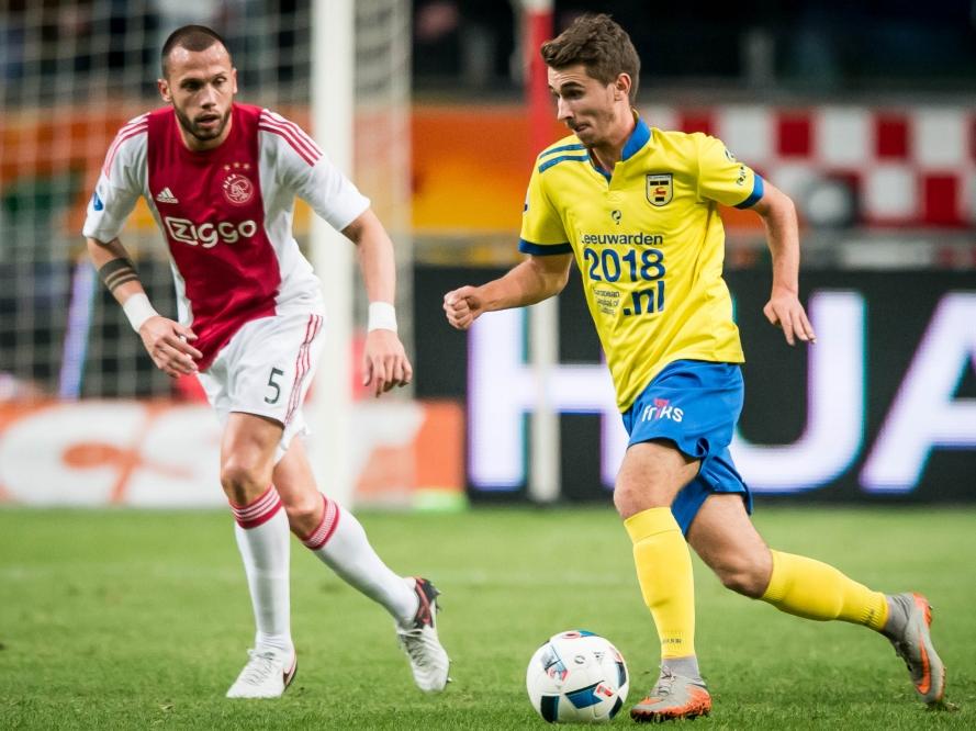 Dominik Mašek (r.) probeert John Heitinga uit te spelen tijdens de wedstrijd Ajax - SC Cambuur. (21-11-2015)
