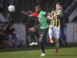 Anthony Limbombe (l.) maakt zich sterk in een duel met Milot Rashica (r.) en probeert de bal aan te nemen tijdens NEC - Vitesse. (03-04-2016)