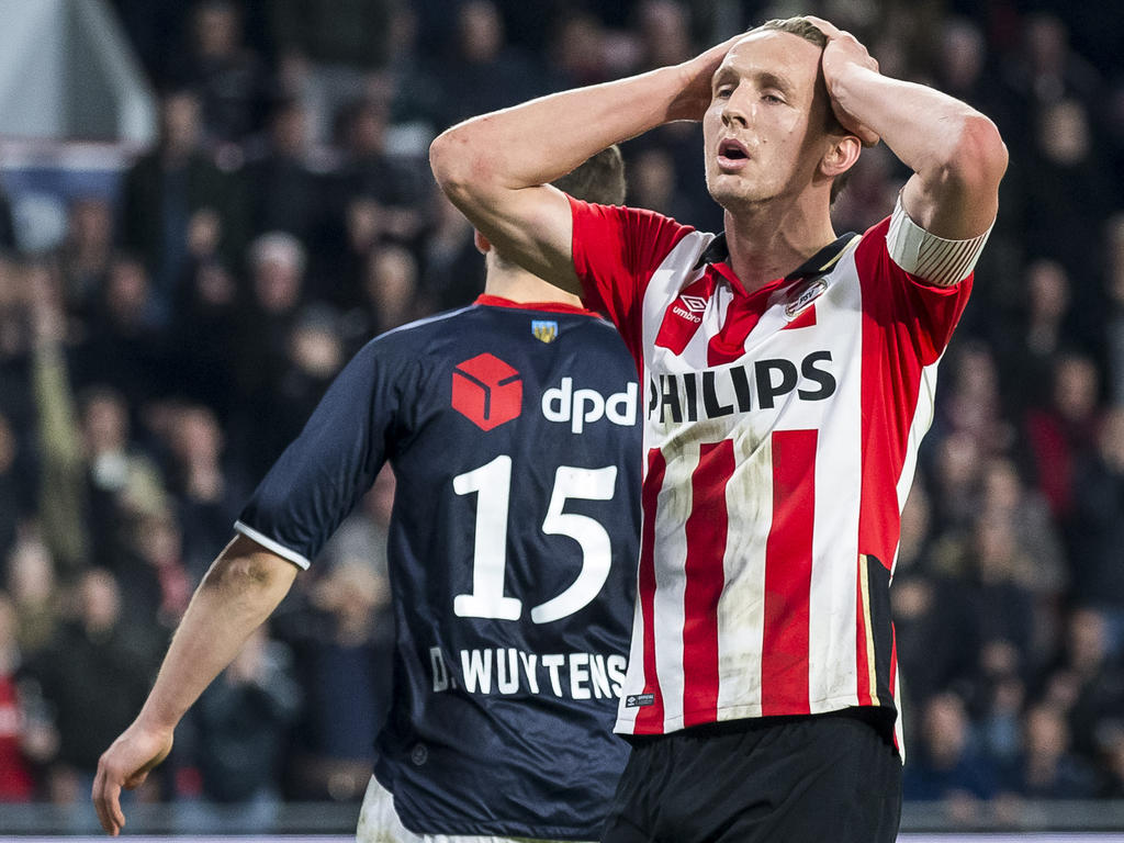 Luuk de Jong baalt van zijn gemiste kans tijdens de wedstrijd PSV - Willem II. (09-04-2016)