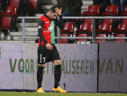 Alireza Jahanbakhsh overdenkt zijn zonden na het ontvangen van de rode kaart tijdens het competitieduel Telstar - NEC Nijmegen. (01-12-2014)