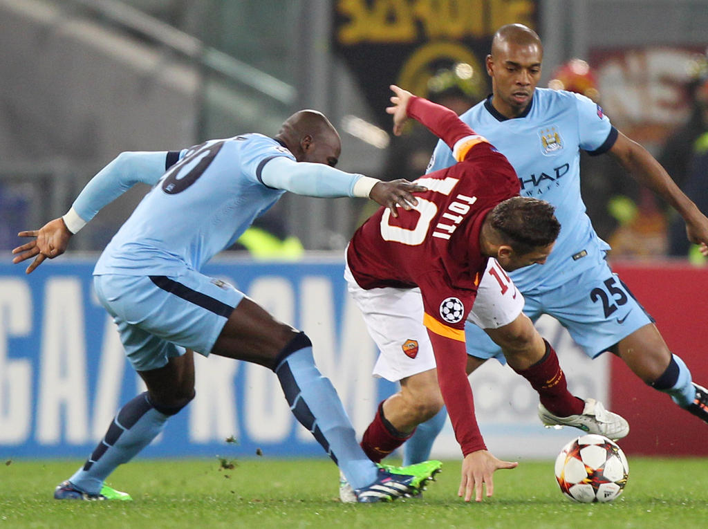 Eliaquim Mangala (l.) probeert Francesco Totti (m.) af te stoppen tijdens AS Roma - Manchester City.