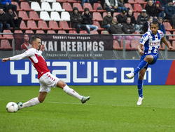 Luciano Slagveer (r.) kapt Jeff Hardeveld van FC Utrecht uit en schiet sc Heerenveen op 0-1. (18-01-2015)