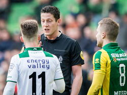 Albert Rusnák (l.) wordt tijdens FC Groningen - ADO Den Haag toegesproken door scheidsrechter Jeroen Manschot (m.). Aaron Meijers luistert aandachtig mee. (01-03-2015)