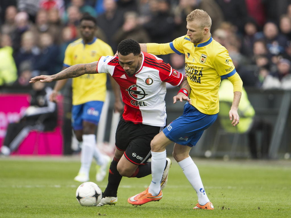 Colin Kâzim-Richards (l.) van Feyenoord is SC Cambuur-verdediger Vytautas Andriuškevičius te snel af. (08-02-2015)
