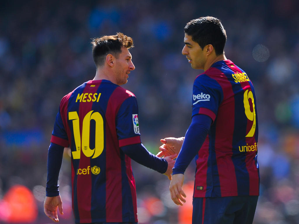 Messi y Luis Suárez se felicitan mutuamente por su gran partido. (Foto: Getty)