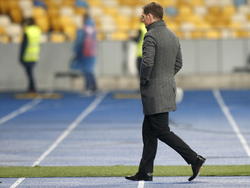 Ajax-trainer Frank de Boer loopt snel weg nadat het laatste fluitsignaal heeft geklonken tijdens het duel met Dnipro Dnipropetrovsk in de achtste finale van de Europa League. (12-3-2015). 