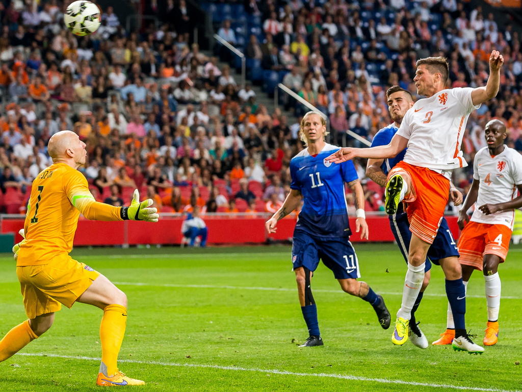 Klaas Jan Huntelaar kopt een fraaie voorzet van Memphis Depay snoeihard in het doel van VS-doelman Brad Guzan: 1-0. (05-06-2015)