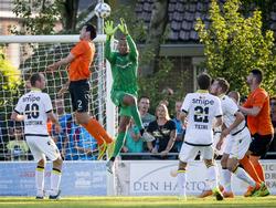Doelman Eloy Room plukt de bal uit de lucht tijdens een oefenwedstrijd van Vitesse tegen Dundee United. (10-07-2015)