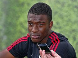 Riechedly Bazoer legt direct na de training een interview af met een journalist. De middenvelder van AFC Ajax lijkt hier goed na te denken over zijn antwoord. (26-09-2015)