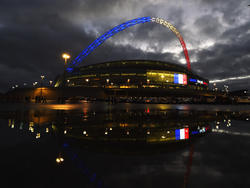 In Wembley wird der Opfer von Paris gedacht