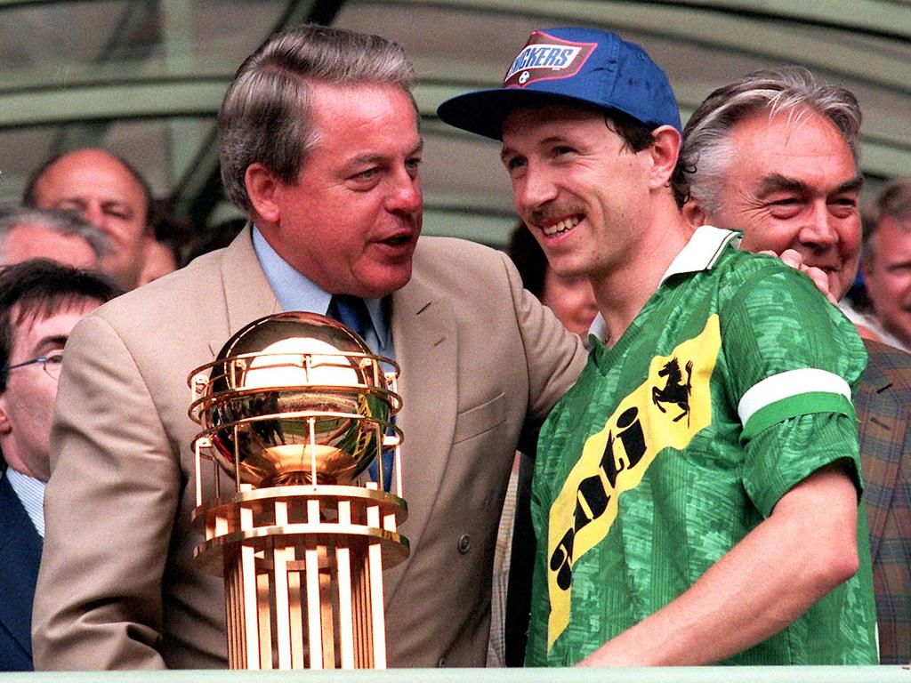 Robert Pecl bekommt von Bundeskanzler Franz Vranitzky den ÖFB-Cup 1995 überreicht