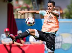 Anwar El Ghazi neemt op de training van Ajax een bal op stijlvolle manier aan. (07-07-2016)
