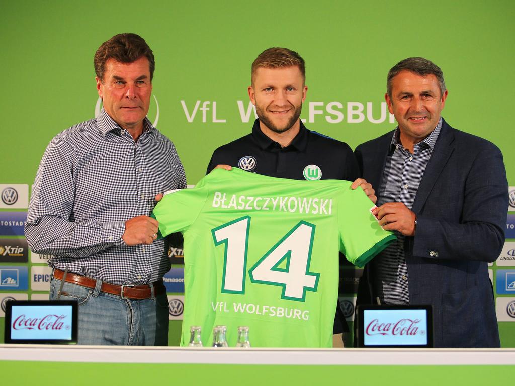 Jakub Blaszczykowski posa con su nueva camiseta en la presentación. (Foto: Imago)