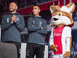 Heiko Westermann (l.) en Anwar El Ghazi (m.) laten zich zien aan de Amsterdamse fans. Ze staan samen met de mascotte van Ajax op het podium tijdens de Open Dag. (29-07-2016)