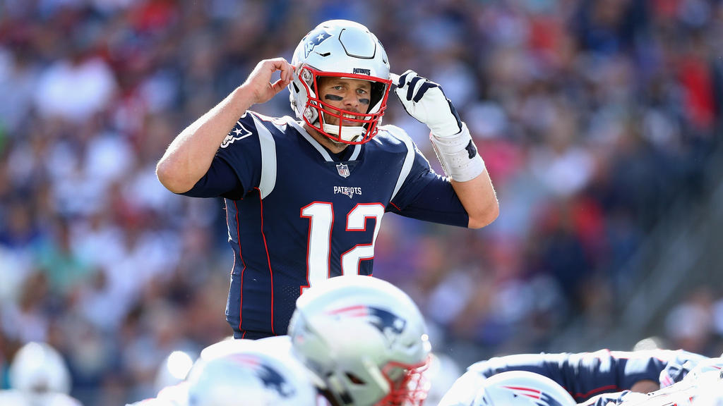 Tom Brady (Nr. 12) führt die Patriots zum zweiten Sieg Tom Brady (Nr. 12) führt die Patriots zum zweiten Sieg