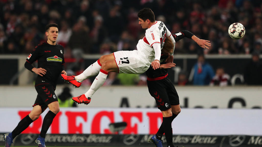 Mario Gomez (Mitte) musste mit Gelb-Rot vom Feld Mario Gomez (Mitte) musste mit Gelb-Rot vom Feld