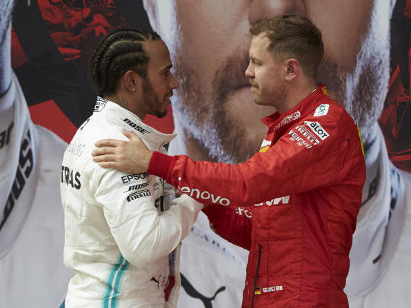 Sebastian Vettel bleibt derzeit nichts anderes übrig, als zu gratulieren Sebastian Vettel bleibt derzeit nichts anderes übrig, als zu gratulieren