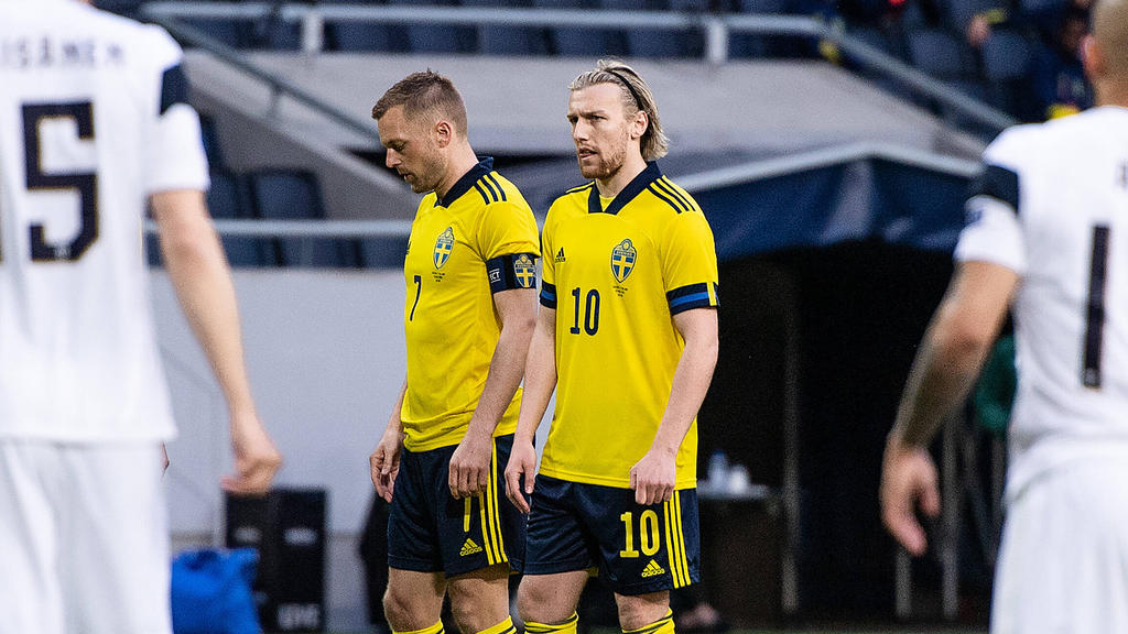 Schwedens Sebastian Larsson (l:) lief bei der EM 2021 als Kapitän auf
