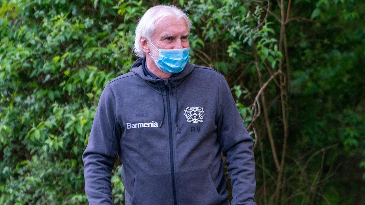 Hofft, dass die Geisterspiele bald Geschichte sind: Sportdirektor Rudi Völler von Bayer Leverkusen Hofft, dass die Geisterspiele bald Geschichte sind: Sportdirektor Rudi Völler von Bayer Leverkusen