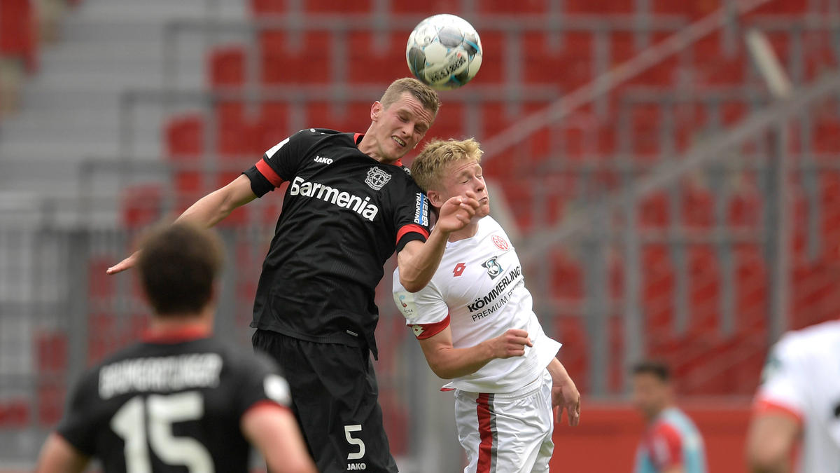 Sven Bender (l.) siegte zum Abschluss mit seiner Werkself Sven Bender (l.) siegte zum Abschluss mit seiner Werkself