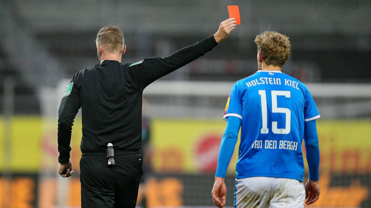 Johannes van den Bergh wurde für zwei Spiele gesperrt Johannes van den Bergh wurde für zwei Spiele gesperrt