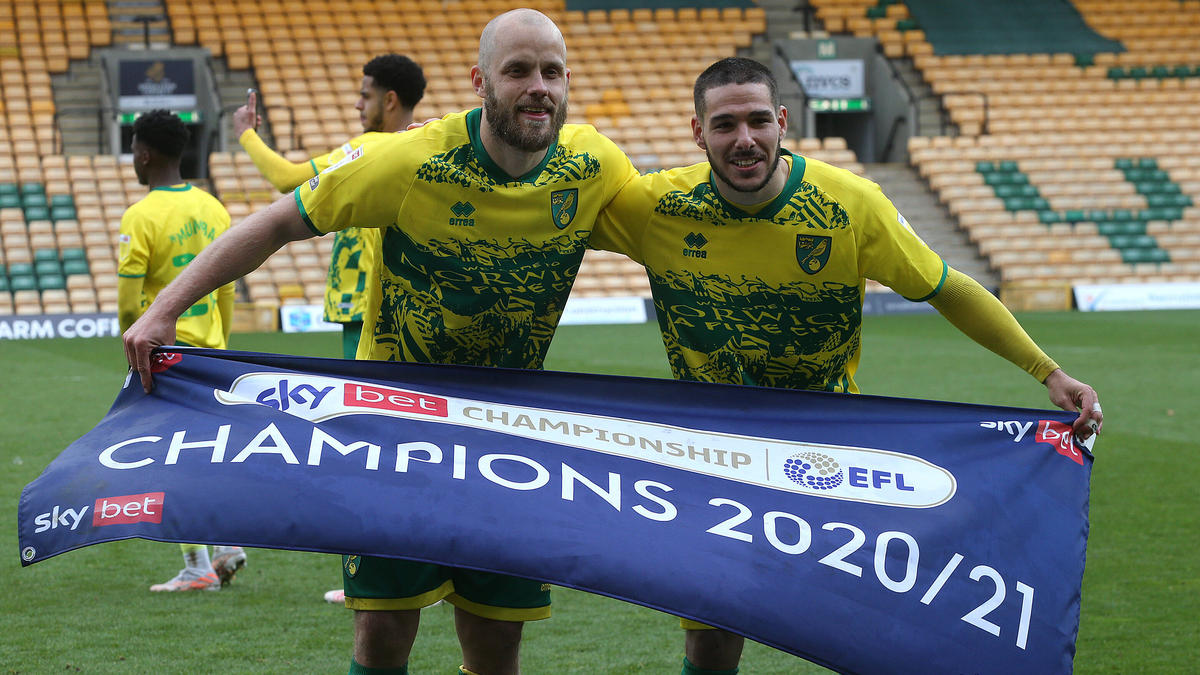 Teemu Pukki und Emiliano Buendia feiern die Meisterschaft