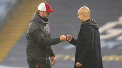 Jürgen Klopp (l.) hat Pep Guardiola zum Meistertitel gratuliert