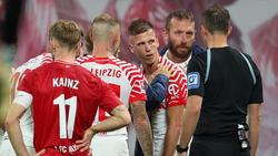 Fußball-Bundesligist RB Leipzig muss lange auf Dani Olmo (Mitte) verzichten