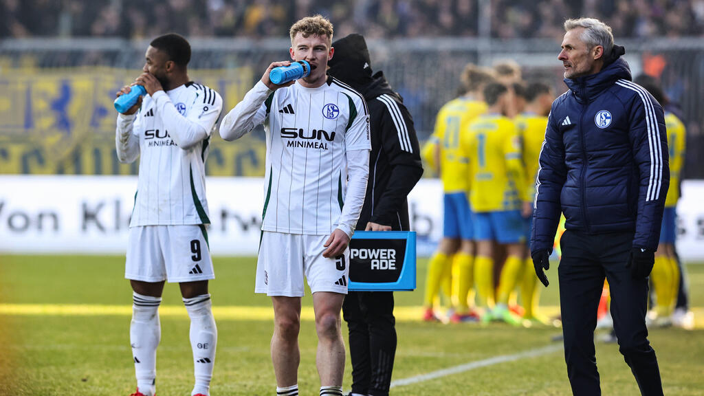 Der FC Schalke 04 will offenbar mit Derry Murkin (M.) verlängern Der FC Schalke 04 will offenbar mit Derry Murkin (M.) verlängern