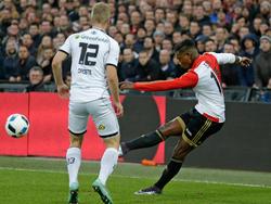 Eljero Elia (r.) geeft zo'n scherpe voorzet dat Bram Castro van Heracles Almelo wordt verrast. De bal vliegt in het doel, waardoor Feyenoord op een 1-0 voorsprong komt in De Kuip. (06-12-2015)