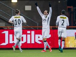 Mats Seuntjens (m.) bedankt een hogere macht na zijn openingstreffer tegen FC Volendam. (15-01-2016)