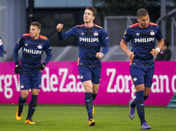 Marco van Ginkel (m.) scoort met enig fortuin de 0-2 namens PSV in het duel met FC Utrecht. Eerder had Santiago Arias (l.) de ploeg al op voorsprong gezet. (07-02-2016)
