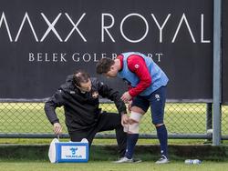 Jeffrey Altheer laat op het winterse trainingskamp van Willem II zijn knie uit voorzorg behandelen. (05-01-2016)