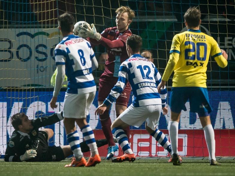 Hidde Jurjus (m.) kan onder toeziend oog van collega-doelman Harm Zeinstra de bal vangen tijdens SC Cambuur - De Graafschap. (27-11-2015)