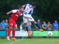 Bilal Başaçikoğlu (r.) is Marco Ospitalieri te slim af in een kopduel tijdens de oefenwedstrijd sc Heerenveen - MVV Maastricht. (21-7-2014)